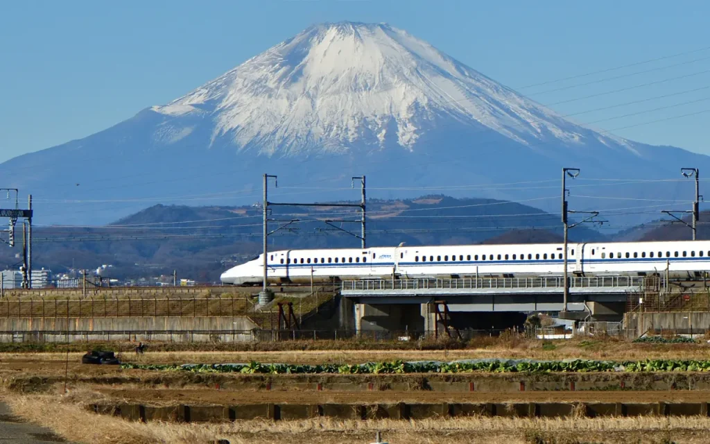 Shinkansen au Japon Shinkansen passant devant le Mont Fuji au Japon