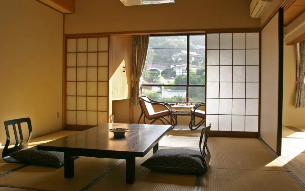 Ryokan traditionnel japonais Chambre traditionnelle dans un ryokan japonais avec tatamis et portes coulissantes