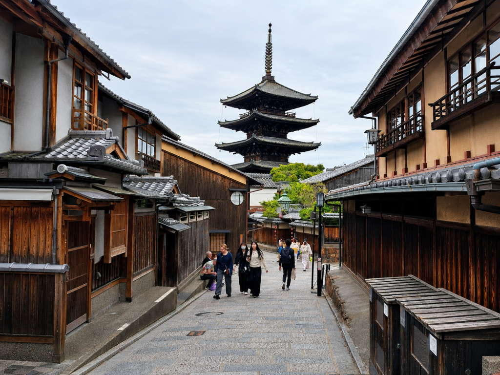 Rue traditionnelle de Kyoto avec pagode japonaise au Japon