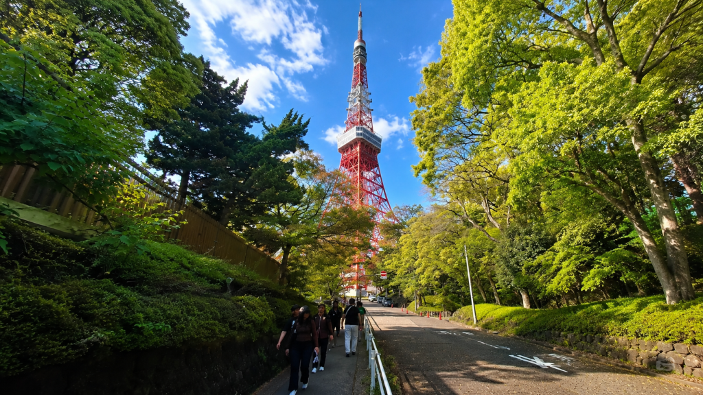 Tokyo Tower entourée de verdure dans la ville de Tokyo au Japon