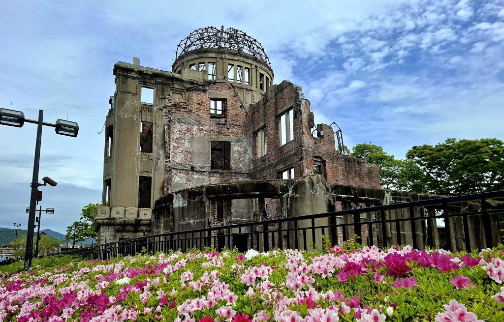 Hiroshima Peace Memorial entouré de fleurs au Japon