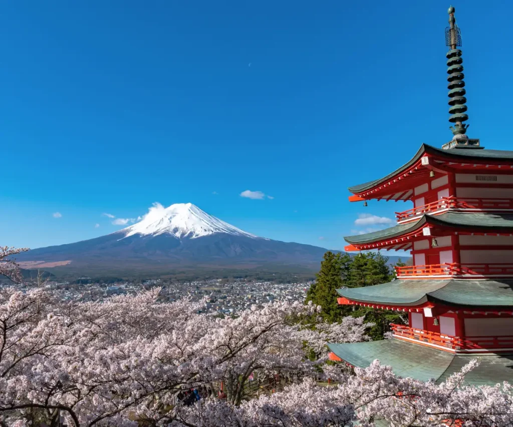 Le Mont Fuji et ses paysages emblématiques : un incontournable du Japon Pagode rouge devant le Mont Fuji enneigé, symbole de la culture japonaise et de la beauté naturelle du pays.
