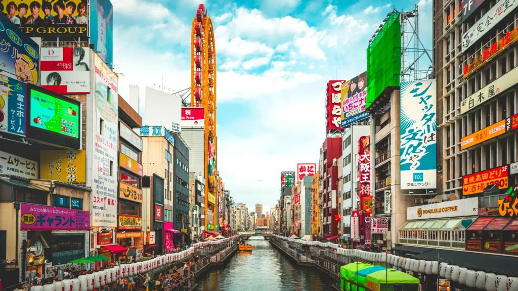Dotonbori à Osaka lors d’un voyage au Japon avec adolescents Quartier animé de Dotonbori à Osaka, une étape vivante et gourmande pour un voyage au Japon avec des adolescents.