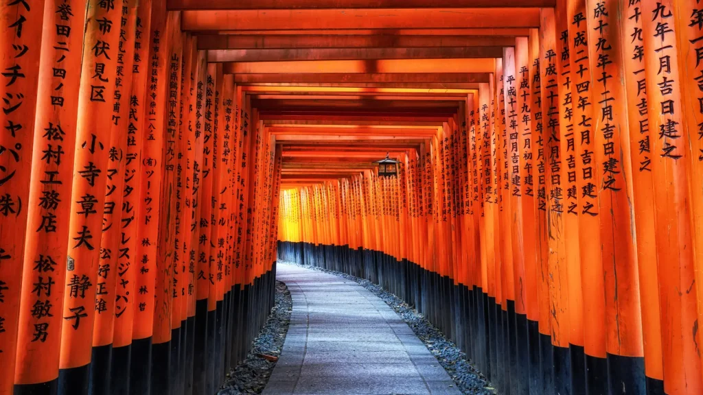 Sanctuaire Fushimi Inari à Kyoto en famille Torii rouges du sanctuaire Fushimi Inari à Kyoto, étape emblématique d’un itinéraire au Japon en famille.