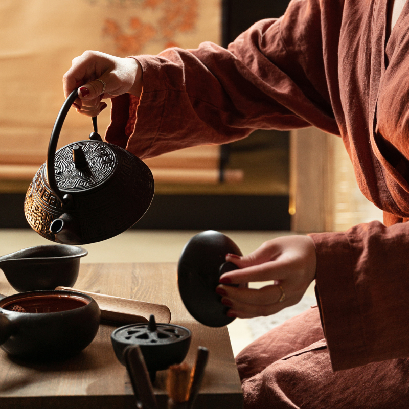 Cérémonie du thé au Japon – Expérience traditionnelle du matcha à Kyoto Cérémonie du thé japonaise avec préparation du matcha dans un pavillon traditionnel au Japon
