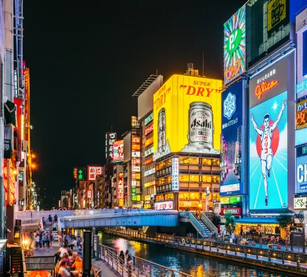Dotonbori illuminé à Osaka Canal et enseignes lumineuses du quartier de Dotonbori à Osaka.