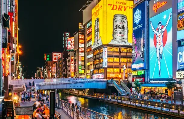 Canal de Dotonbori bordé d’enseignes lumineuses dans le centre d’Osaka.