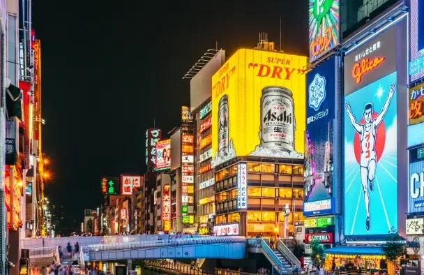 Dotonbori à Osaka Quartier de Dotonbori illuminé la nuit à Osaka.