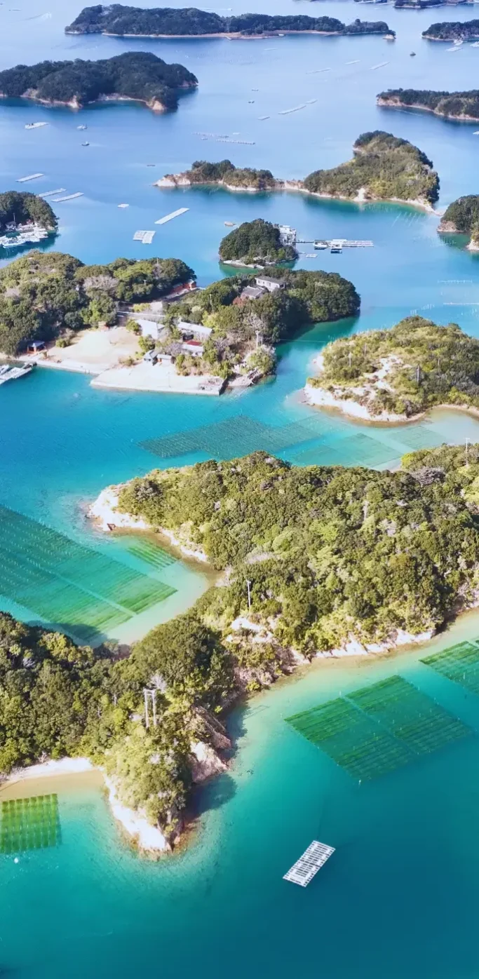 Paysage de la baie d’Ago avec îlots et mer au Japon