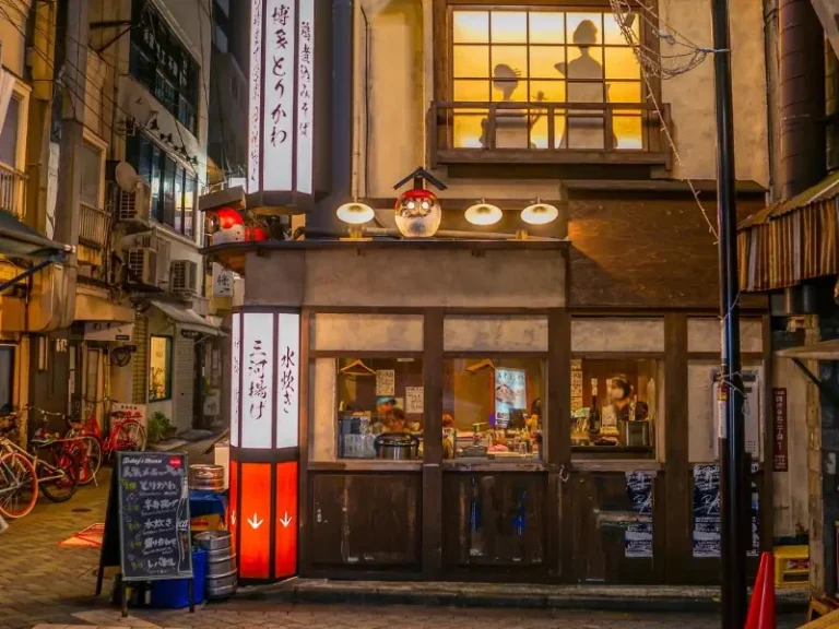 Rue japonaise animée en été avec restaurant traditionnel éclairé le soir au Japon