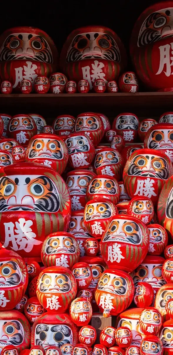 Poupées Daruma japonaises symbole de chance et persévérance Poupées Daruma rouges japonaises alignées, symbole de chance et de réussite au Japon