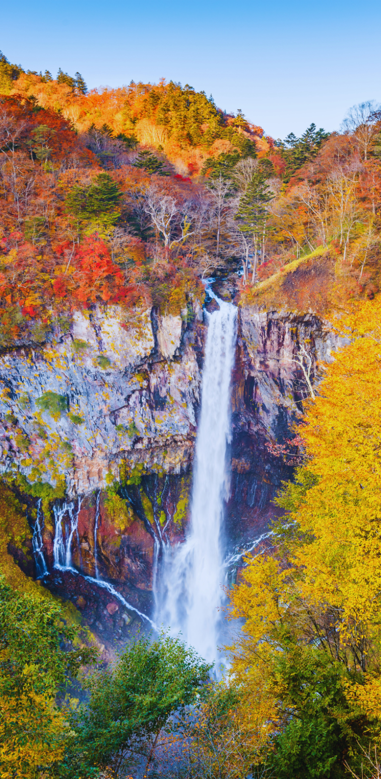 Cascade Kegon à Nikko avec feuillage d’automne et paysage naturel à Tochigi au Japon