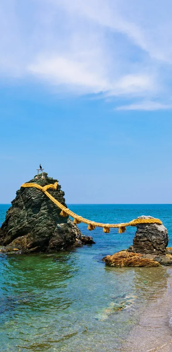 Rochers Meoto Iwa à Ise reliés par une corde sacrée sur la mer dans la préfecture de Mie au Japon