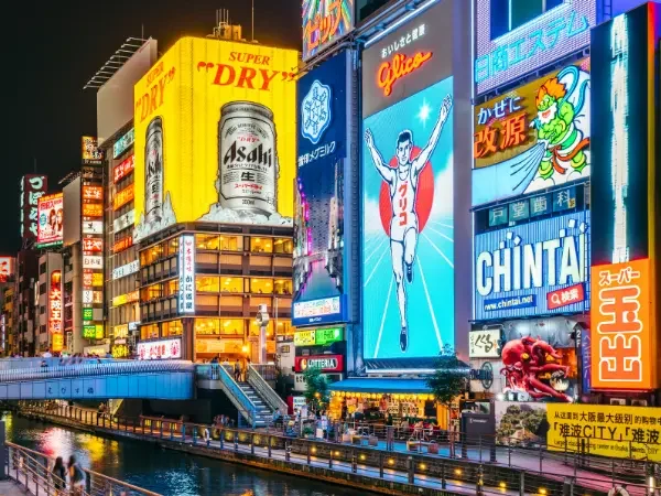 Japon moderne et animé – Découvrez l’énergie unique d’Osaka la nuit Quartier Dotonbori à Osaka de nuit avec enseignes lumineuses et canal