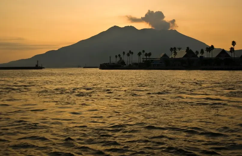Volcan Sakurajima à Kagoshima Volcan Sakurajima dominant la baie de Kagoshima au coucher du soleil.