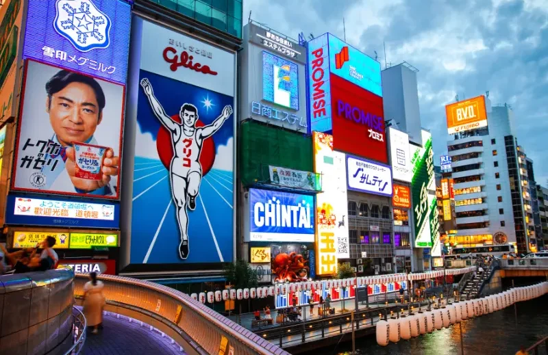 Quartier Dotonbori à Osaka avec ses enseignes lumineuses – voyage gastronomique Japon