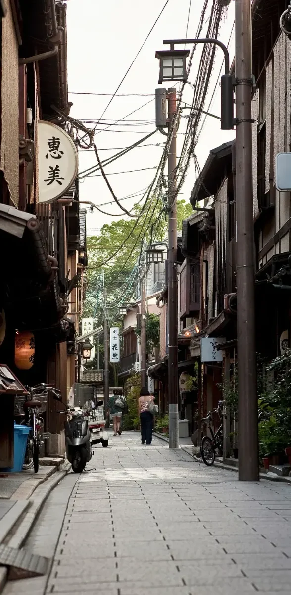 Ruelle traditionnelle du quartier de Gion à Kyoto Petite rue pavée du quartier historique de Gion à Kyoto, bordée de maisons traditionnelles japonaises et de lanternes.