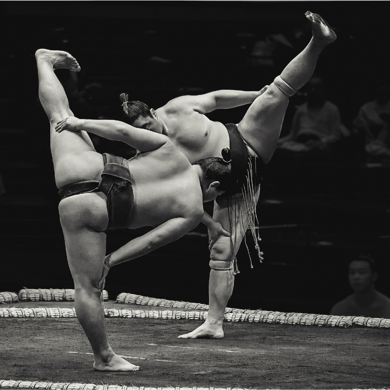 Découvrez le sumo – Une expérience culturelle emblématique du Japon Combat de sumo traditionnel au Japon lors d’un tournoi officiel