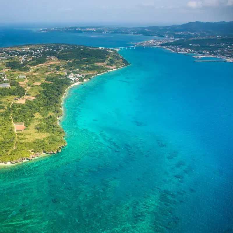 Plage et mer turquoise à Okinawa au Japon – paysage estival Vue aérienne d’une côte à Okinawa avec eau turquoise et plage – été au Japon