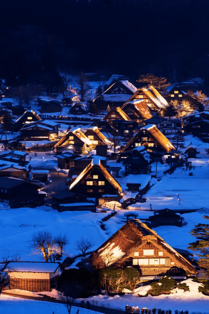 Gifu Village de Shirakawa-go enneigé à Gifu – maisons traditionnelles au Japon