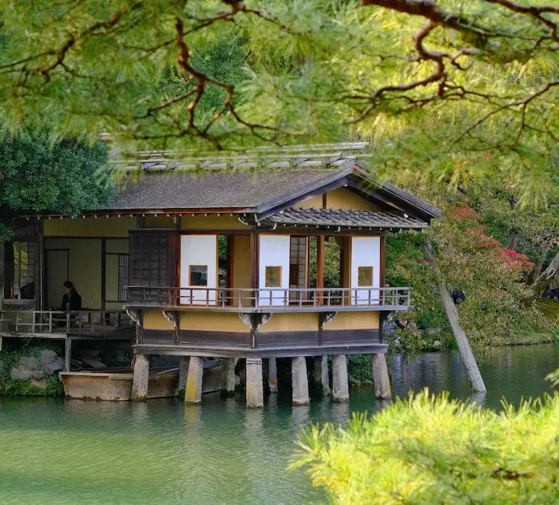 Maison de thé au jardin Kenroku-en Pavillon traditionnel au bord de l’eau dans le jardin Kenroku-en à Kanazawa.