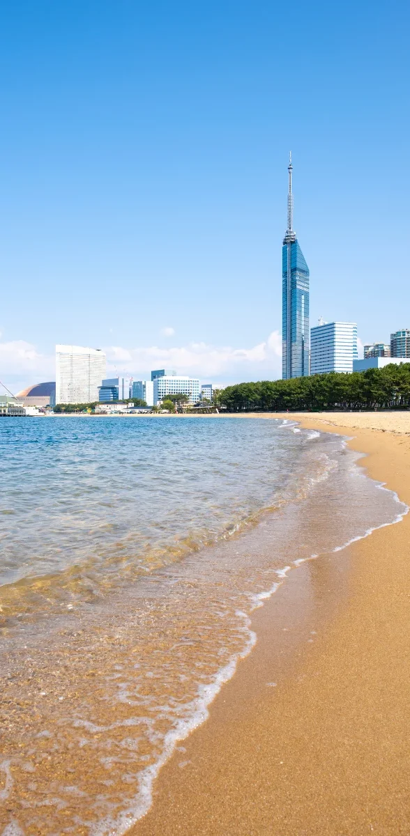 Vue panoramique de la côte de Fukuoka avec mer turquoise, plage et nature au Japon