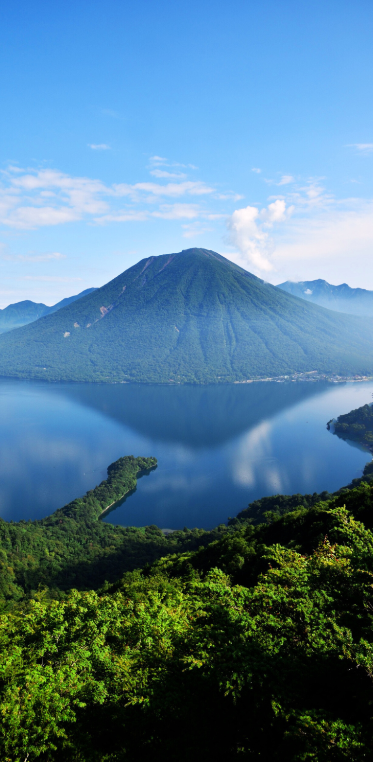 Lac Chuzenji à Nikko avec le mont Nantai en arrière-plan dans la préfecture de Tochigi au Japon