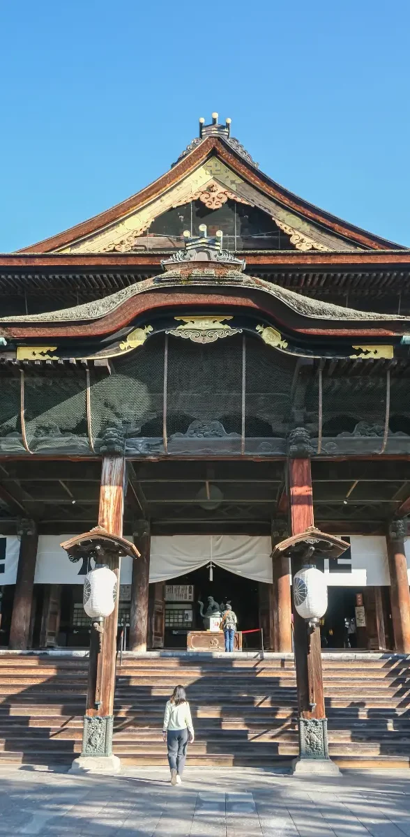 Temple Zenko-ji à Nagano, lieu spirituel emblématique du Japon Temple Zenko-ji à Nagano au Japon avec cour et bâtiment traditionnel en bois