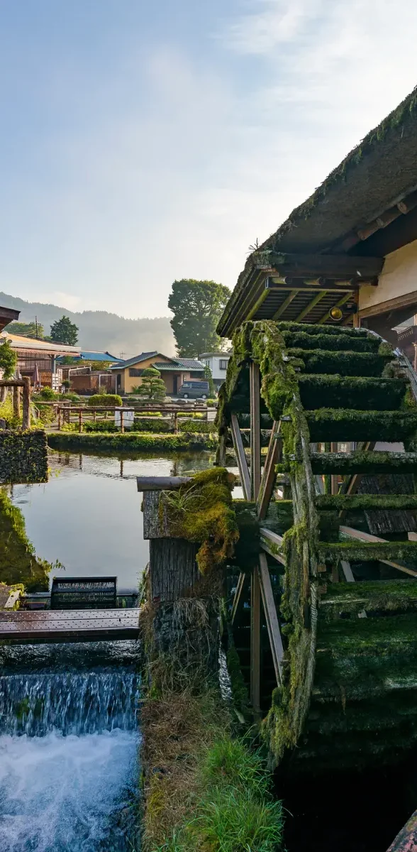 Maison traditionnelle japonaise dans le village d'Oshino Hakkai à Yamanashi au Japon