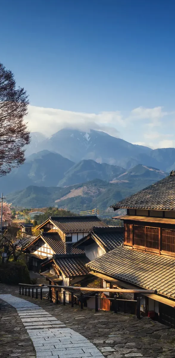 Village traditionnel de Magome à Gifu au Japon Maisons traditionnelles japonaises sur fond de montagne dans le village de Magome à Gifu.