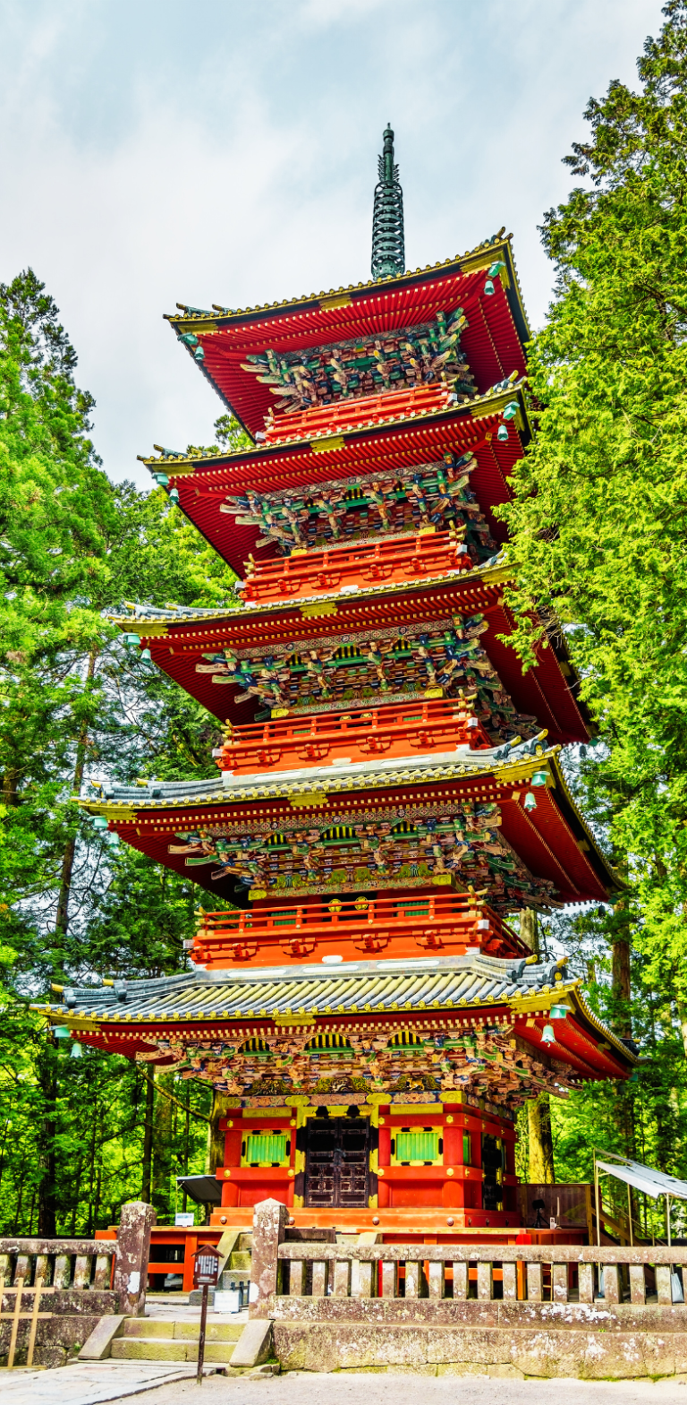 Pagode rouge du sanctuaire Nikko Toshogu à Tochigi avec architecture japonaise traditionnelle