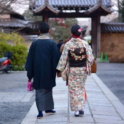 Couple en kimono traditionnel se promenant dans un quartier historique de Kyoto au Japon