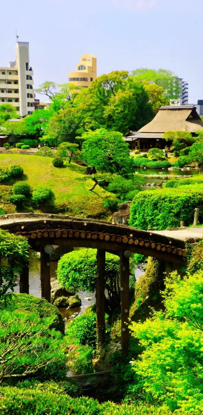 Jardin Suizenji à Kumamoto avec pont en pierre, étang et paysage traditionnel japonais