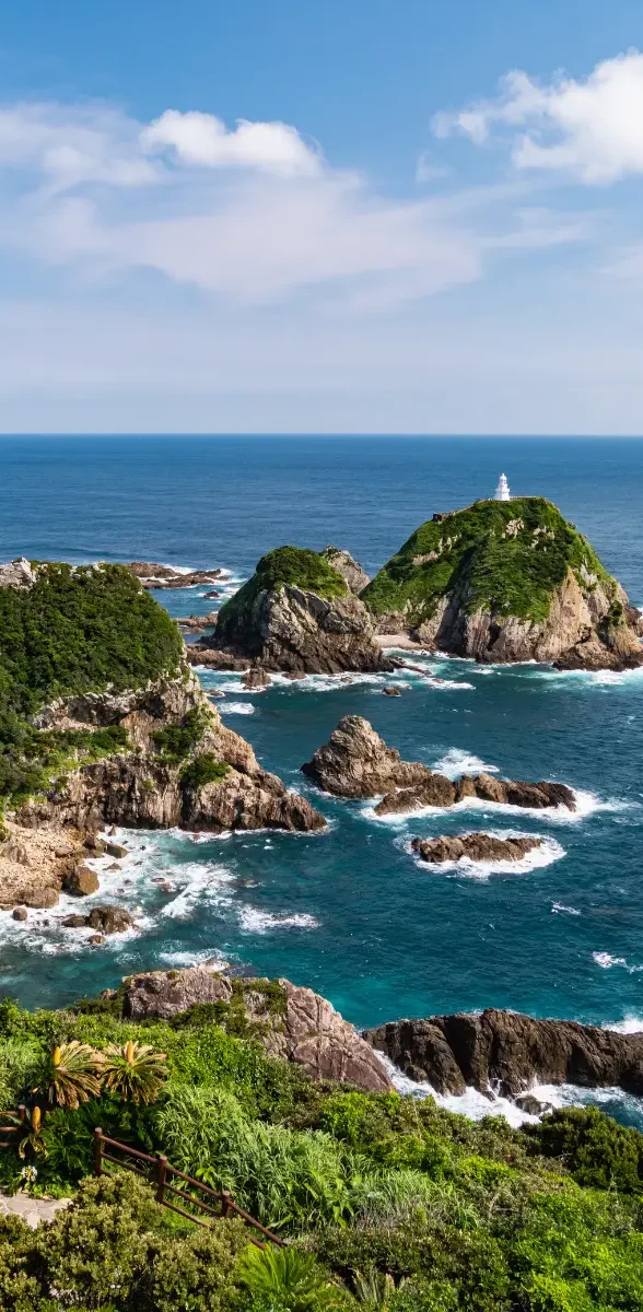 Vue panoramique du cap Sata à Minamiosumi dans la préfecture de Kagoshima, avec falaises rocheuses, océan turquoise et phare.