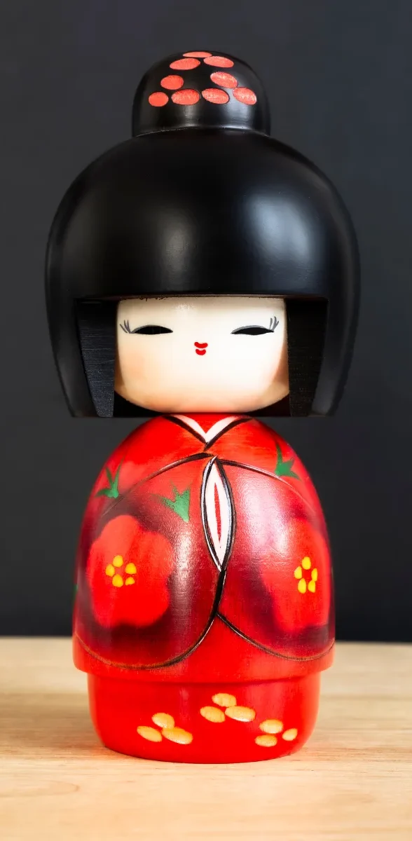 Poupée japonaise artisanale en bois avec kimono rouge et design traditionnel