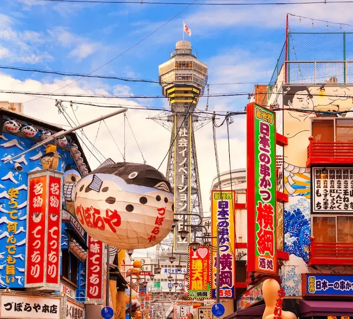 Quartier de Shinsekai à Osaka Rue animée de Shinsekai avec la tour Tsūtenkaku à Osaka.