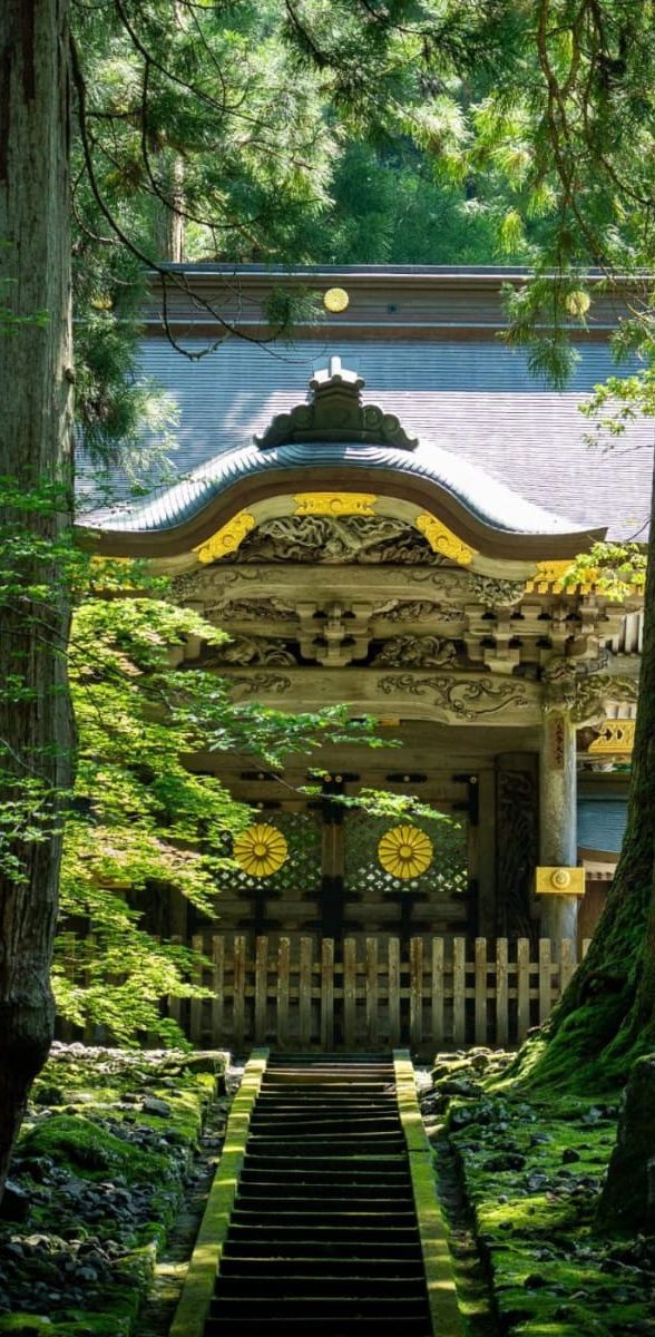 Temple Eihei-ji à Fukui dans une forêt verdoyante avec escaliers et architecture traditionnelle