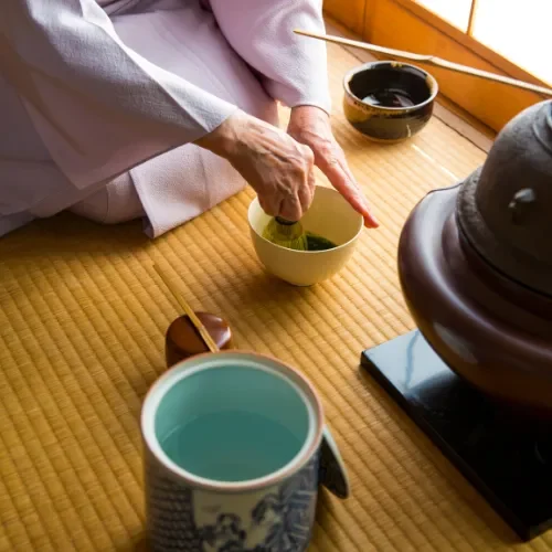 Préparation traditionnelle du thé matcha lors d’une cérémonie japonaise authentique