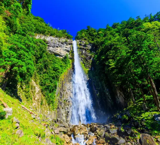 Cascade Nachi dans la péninsule de Kii Cascade Nachi au cœur des montagnes boisées de la péninsule de Kii.
