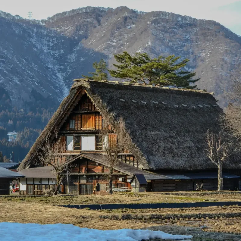 Takayama & Shirakawa-go traditionnels | Village UNESCO au Japon | J’Go Japon Maison traditionnelle de Shirakawa-go au pied des montagnes dans les Alpes japonaises