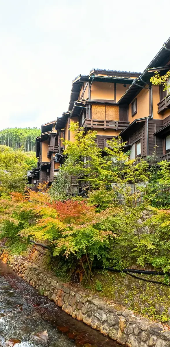 Ryokan à Kurokawa Onsen à Kumamoto avec rivière et nature environnante au Japon