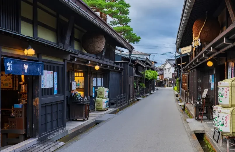Rue traditionnelle de Takayama Rue historique de Takayama bordée de maisons japonaises en bois.