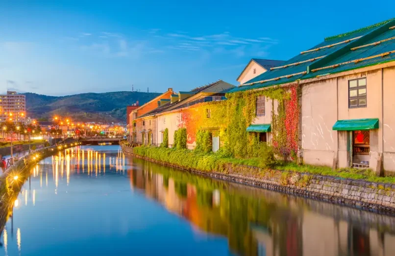 Canal d’Otaru bordé d’anciens entrepôts illuminés à Hokkaidō.