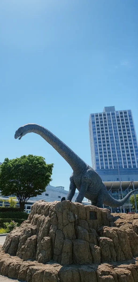 Statue de dinosaure à Fukui au Japon, région connue pour ses découvertes de fossiles