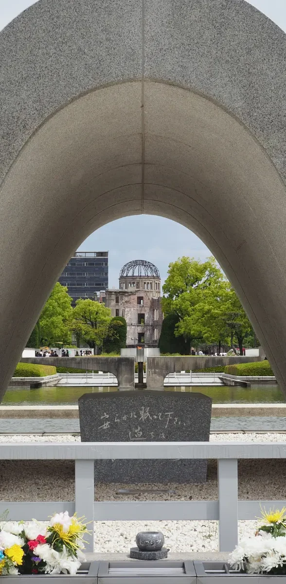 Vue du Dôme de la bombe atomique à Hiroshima encadré par la Flamme de la Paix du Parc du Mémorial de la Paix au Japon.