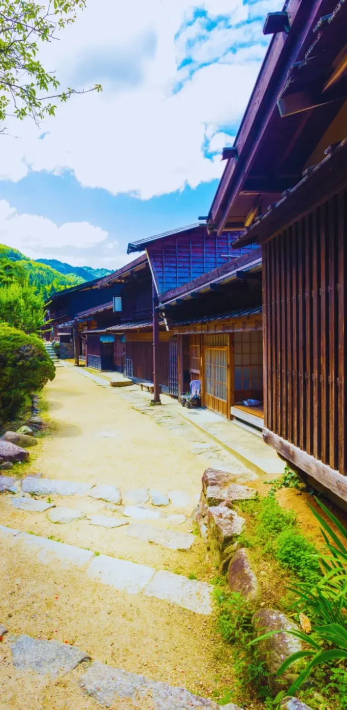 Rue traditionnelle japonaise dans un village ancien à Nagano Rue pavée dans un village traditionnel japonais avec maisons en bois à Nagano