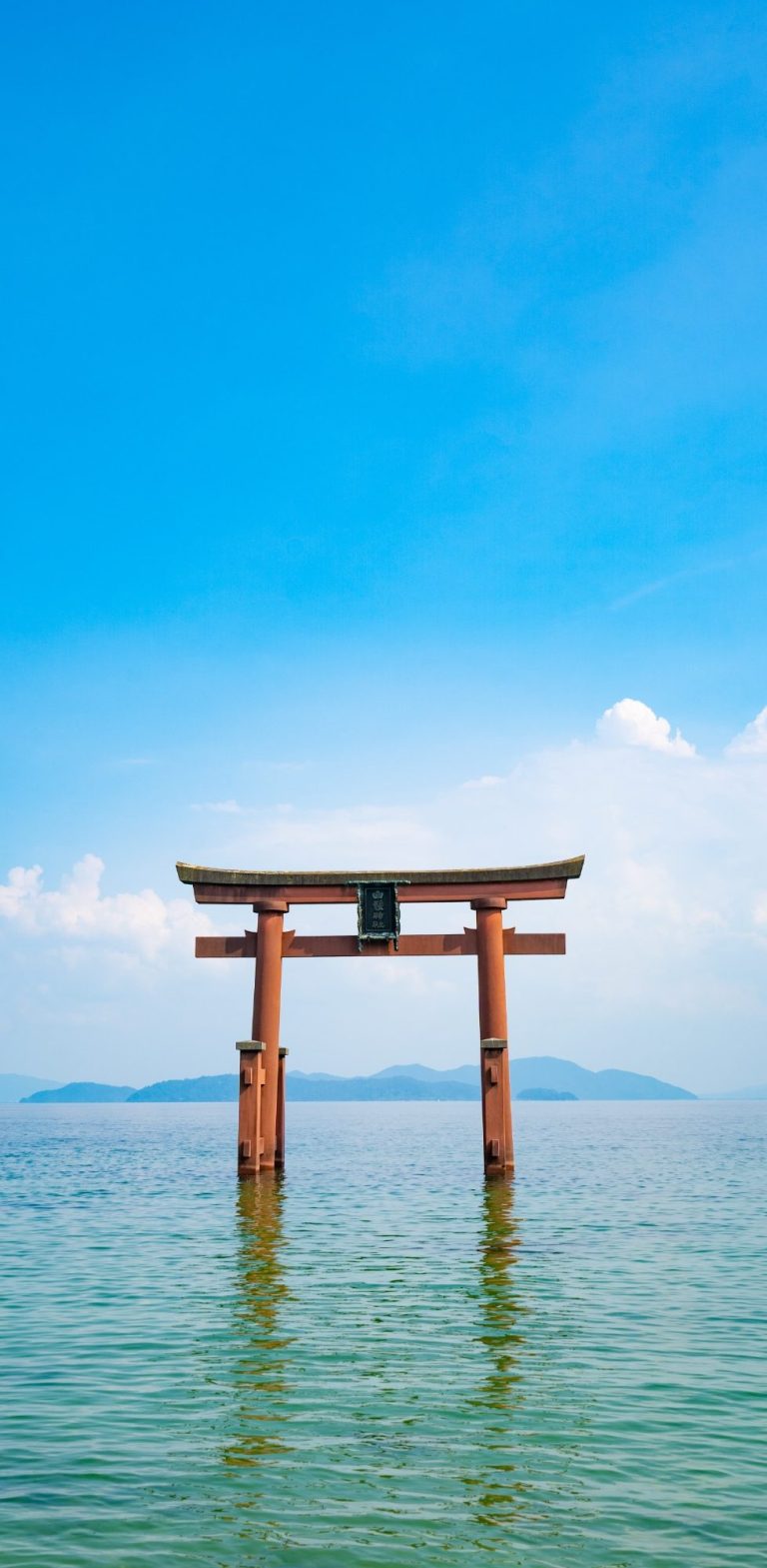Torii flottant du sanctuaire Shirahige sur le lac Biwa à Shiga Torii flottant du sanctuaire Shirahige sur le lac Biwa à Shiga au Japon