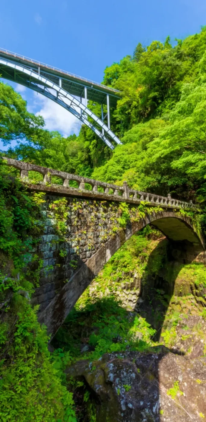 Pont de Takachiho à Miyazaki au-dessus d’une gorge verdoyante Pont en pierre à Takachiho avec paysage naturel à Miyazaki