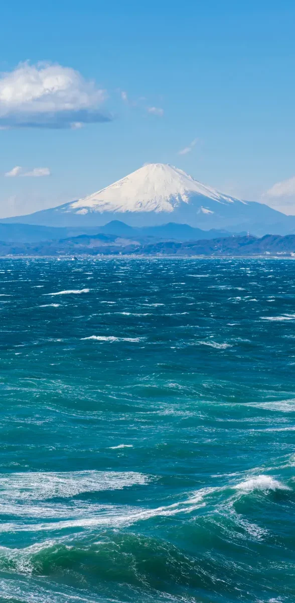 Plage d'Enoshima Kanagawa au coucher du soleil avec vue sur le mont Fuji au Japon