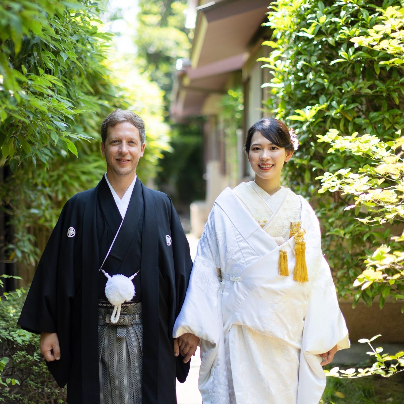 Vivez l’expérience kimono au Japon – Tradition, élégance et souvenirs inoubliables Couple en kimono traditionnel japonais lors d’une expérience photo à Kyoto, Japon